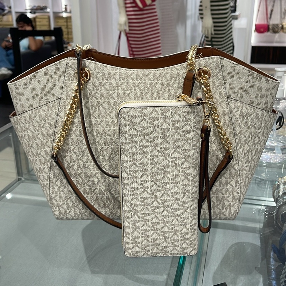 MICHAEL KORS
Jet Set Lg Shoulder Bag & JST Lg Travel CONTINENTAL wallet-wristlt - Picture 15 of 16
